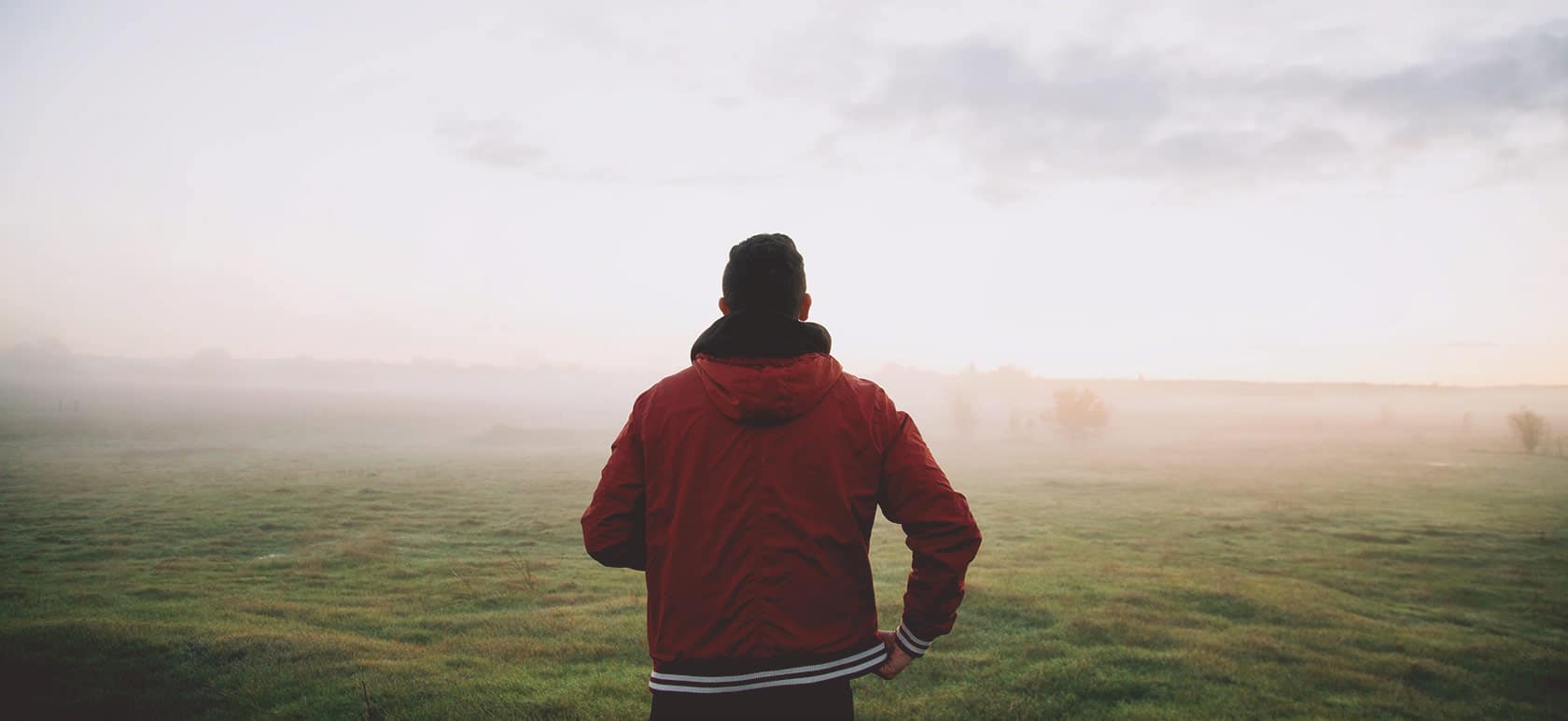 Un homme en pleine nature en train de se ressourcer.